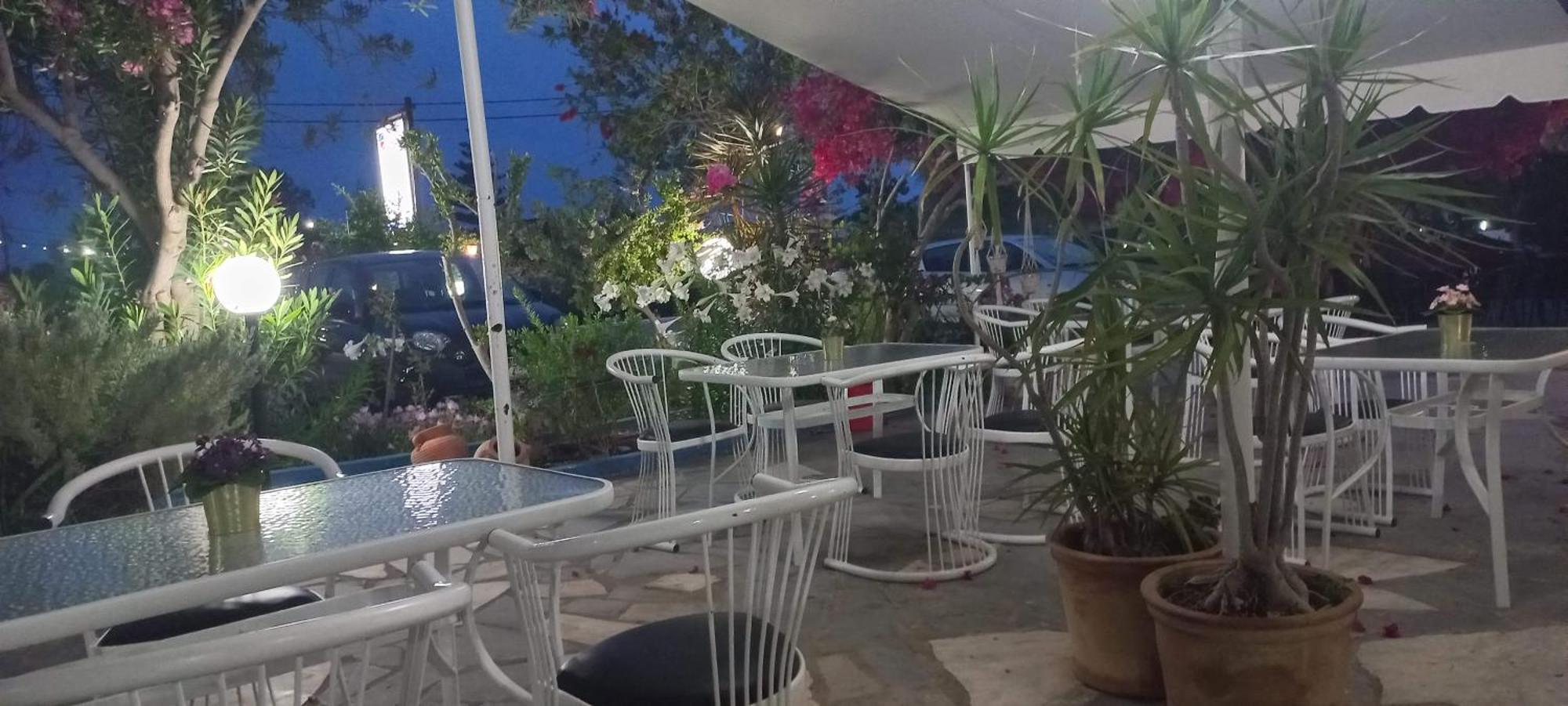 Esperides Hotel Ierápetra Buitenkant foto