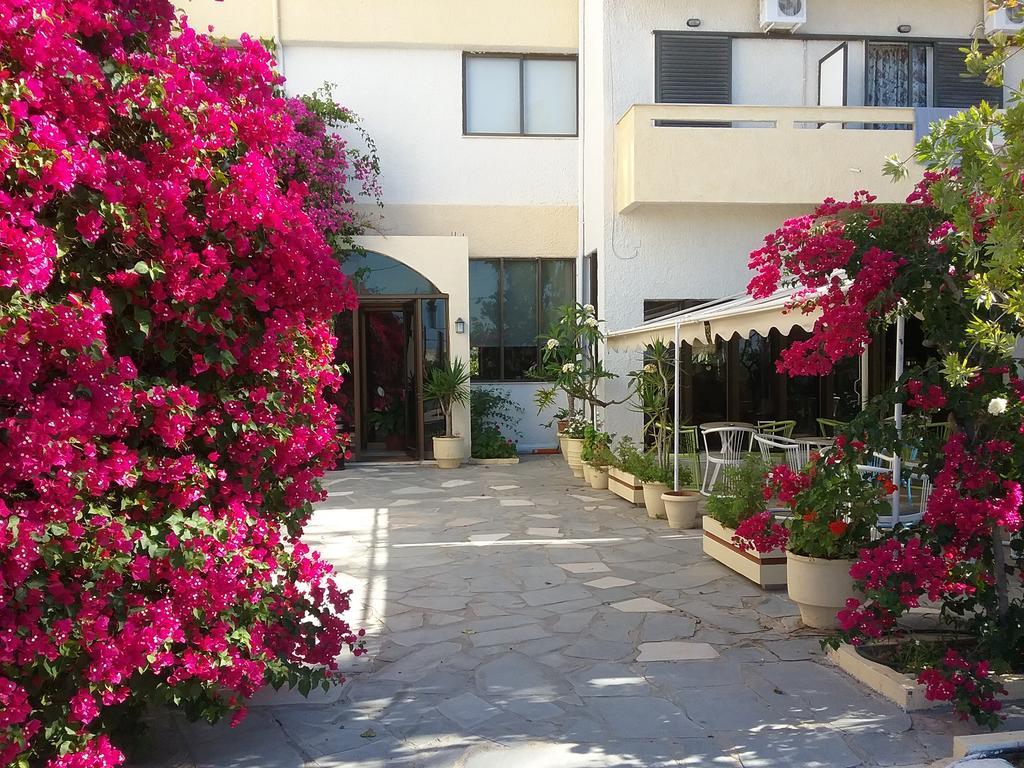 Esperides Hotel Ierápetra Buitenkant foto