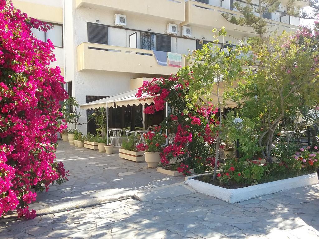 Esperides Hotel Ierápetra Buitenkant foto