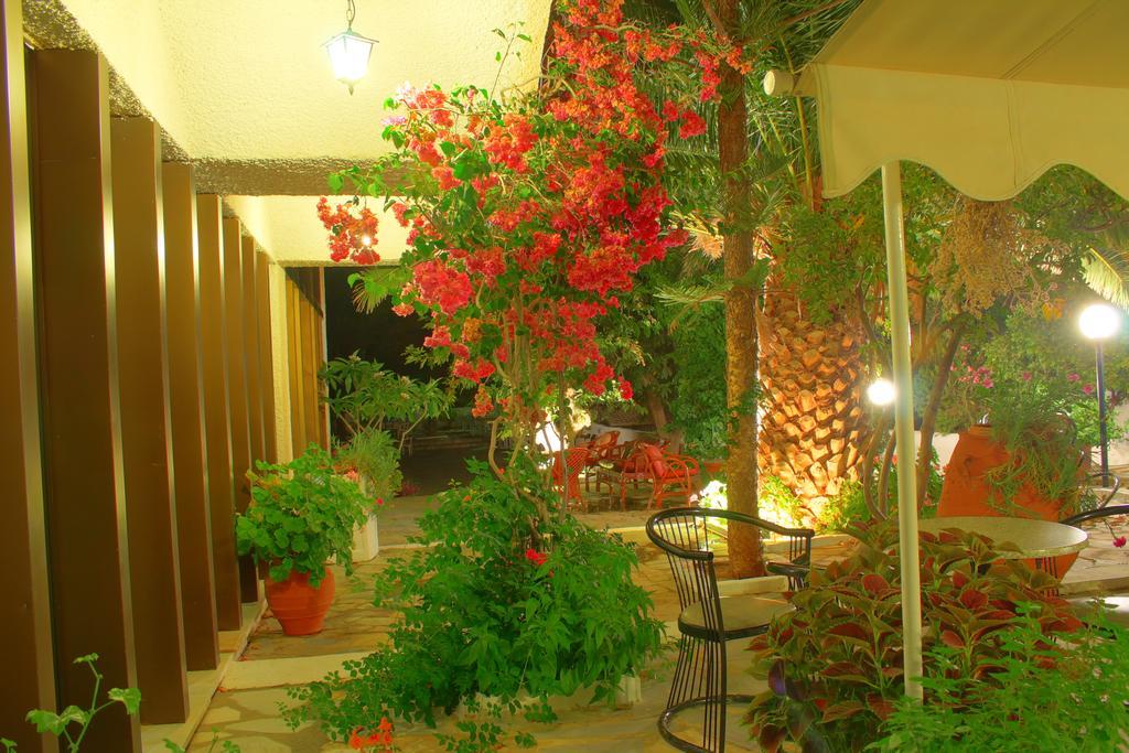 Esperides Hotel Ierápetra Buitenkant foto