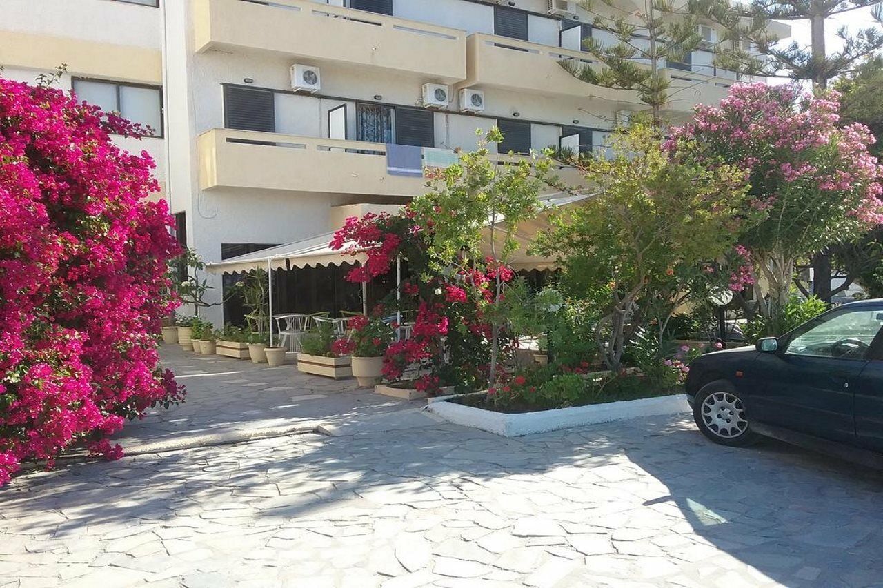 Esperides Hotel Ierápetra Buitenkant foto
