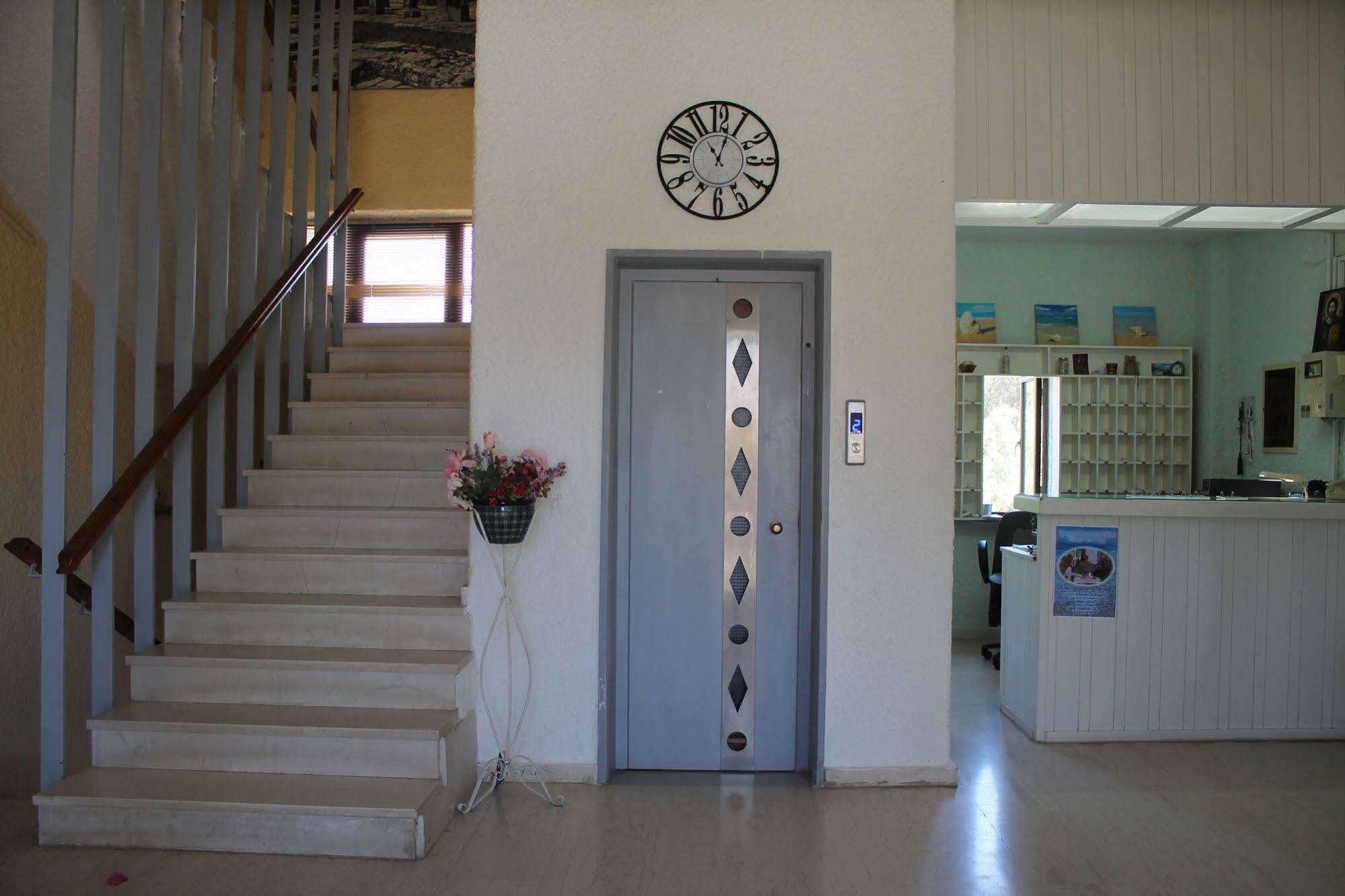 Esperides Hotel Ierápetra Buitenkant foto