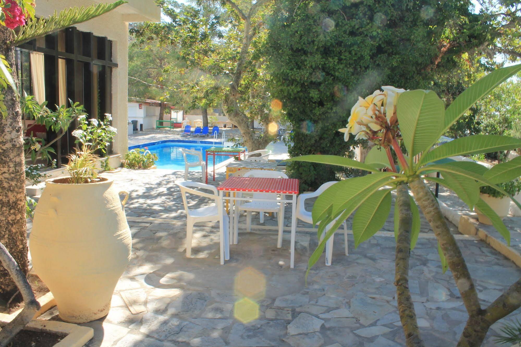 Esperides Hotel Ierápetra Buitenkant foto