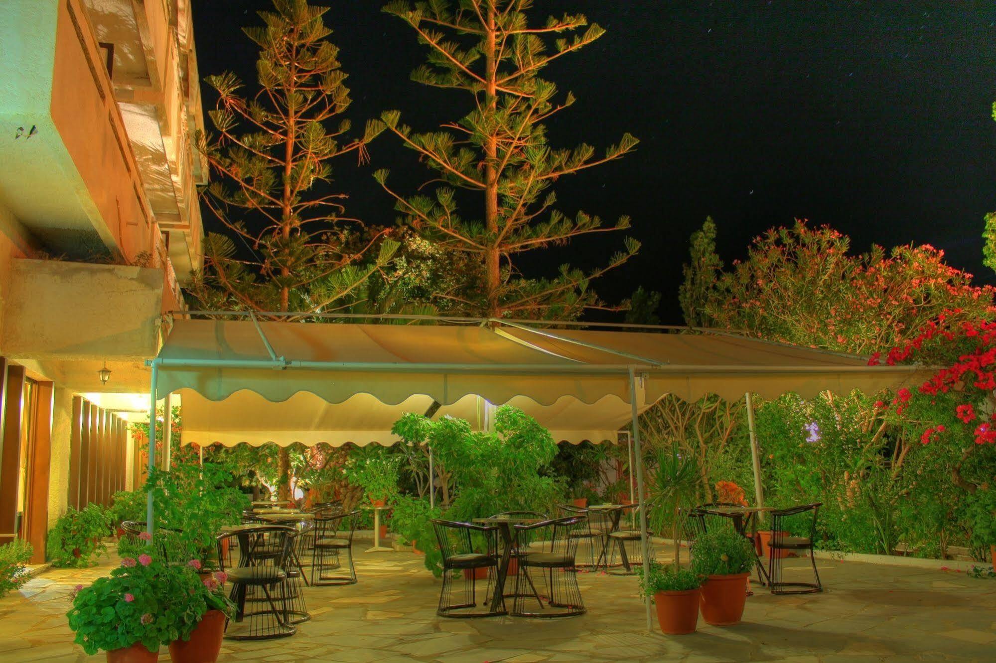 Esperides Hotel Ierápetra Buitenkant foto